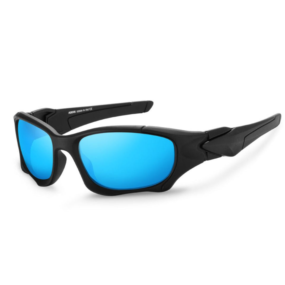 Óculos de sol Pro modelo esportivo em ângulo lateral na cor preto com lente azul claro, disponível em: ethosloja.com.brv