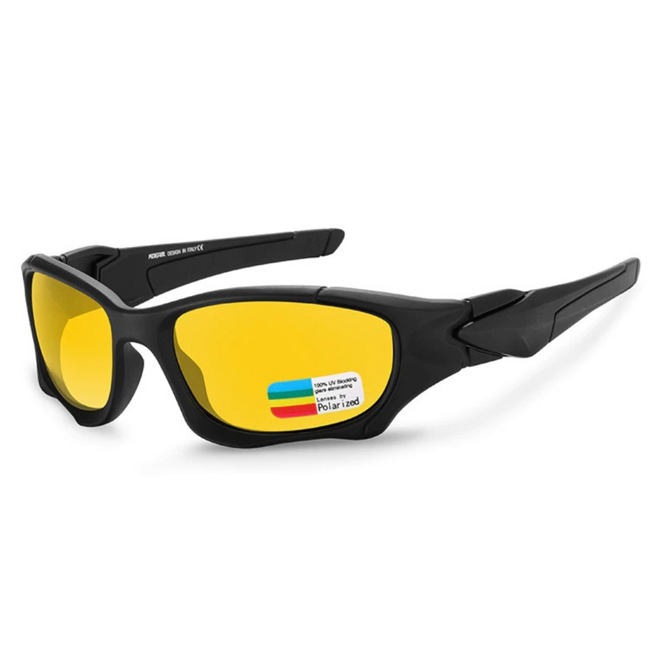Óculos de sol Pro modelo esportivo em ângulo lateral na cor preto com lente amarela, disponível em: ethosloja.com.br