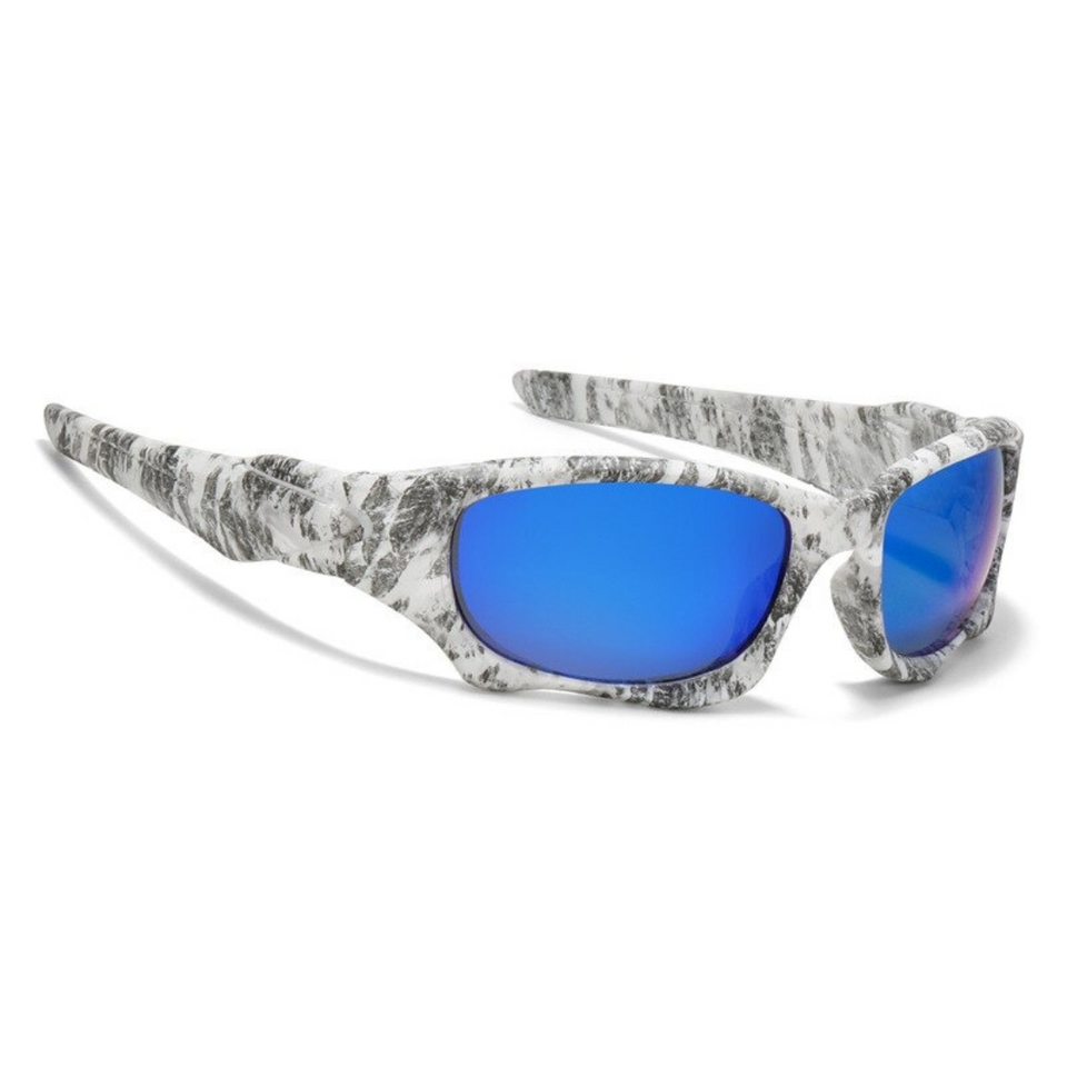 Óculos de sol Pro modelo esportivo em ângulo lateral na cor militar com lente azul , disponível em: ethosloja.com.br