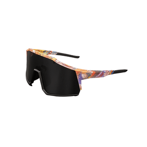 Óculos de sol Pump modelo ciclismo em ângulo lateral na cor colorido com lente preta, disponível em: ethosloja.com.br
