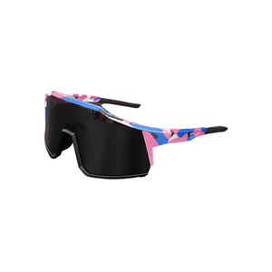 Óculos de sol Pump modelo ciclismo em ângulo lateral na cor rosa e azul com lente preta, disponível em: ethosloja.com.br