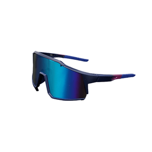 Óculos de sol Pump modelo ciclismo em ângulo lateral na cor azul com detalhe em roxo, disponível em: ethosloja.com.br