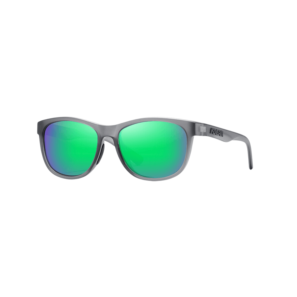 Óculos de sol Radiance modelo dia a dia em ângulo lateral na cor verde e cinza, disponível em: ethosloja.com.br