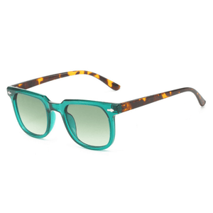 Óculos de sol Rivets modelo dia a dia em ângulo lateral na cor verde com leopardo, disponível em: ethosloja.com.br