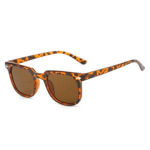 Óculos de sol Rivets modelo dia a dia em ângulo lateral na cor leopardo, disponível em: ethosloja.com.br