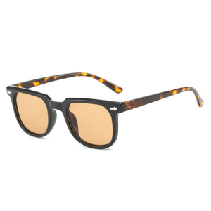 Óculos de sol Rivets modelo dia a dia em ângulo lateral na cor preto com leopardo, disponível em: ethosloja.com.br