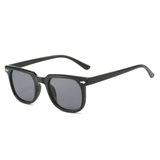 Óculos de sol Rivets modelo dia a dia em ângulo lateral na cor preto, disponível em: ethosloja.com.br