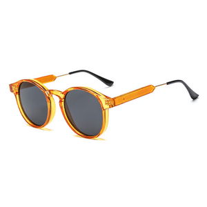 Óculos de sol Round modelo dia a dia em ângulo lateral na cor laranja com preto, disponível em: ethosloja.com.br