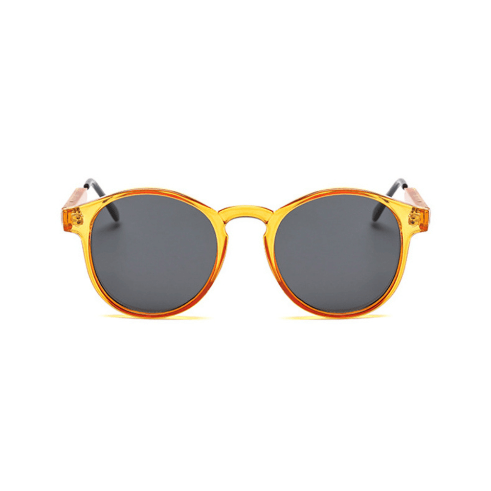 Óculos de sol Round modelo dia a dia em ângulo frontal na cor laranja com preto, disponível em: ethosloja.com.br