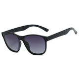Óculos de sol Salerno modelo dia a dia em ângulo lateral na cor preto dêgrade, disponível em: ethosloja.com.br