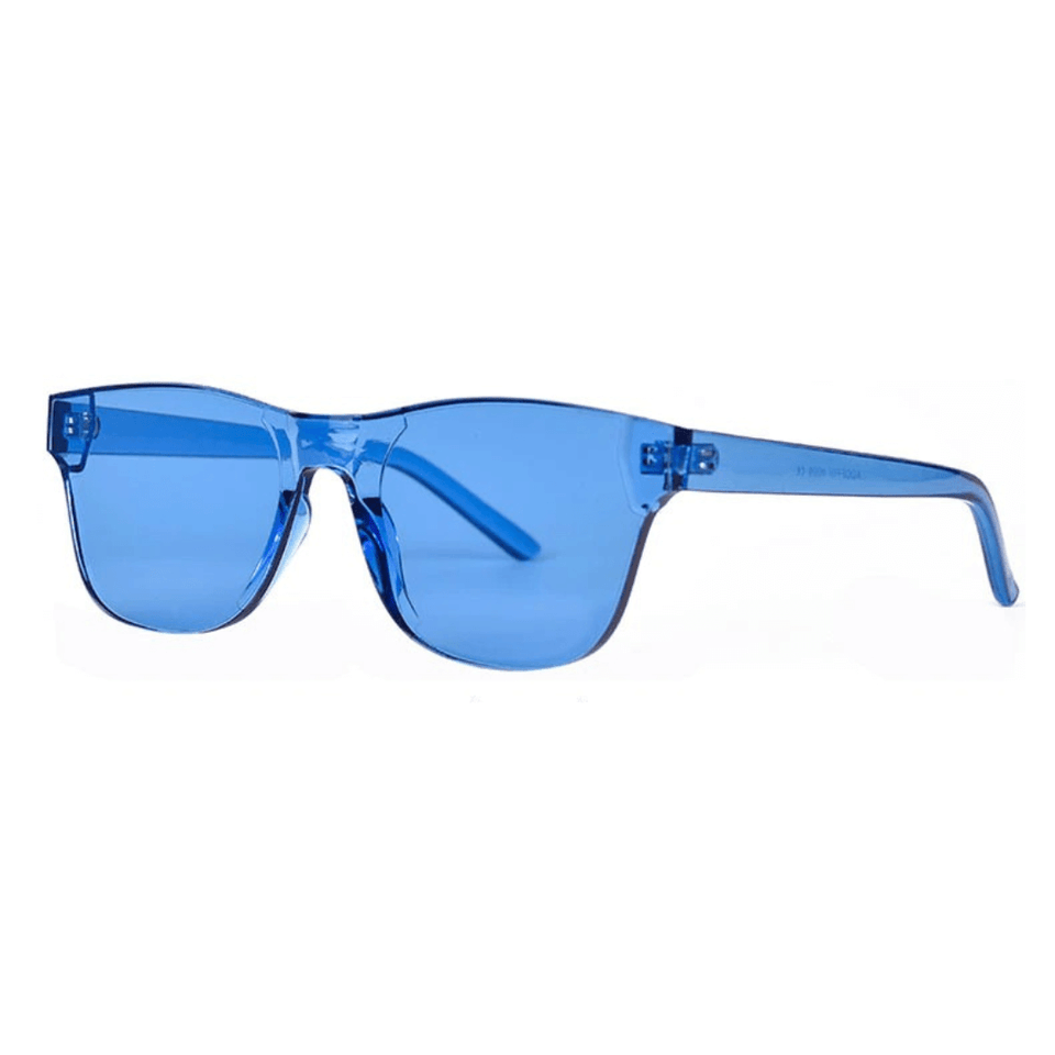 Óculos de sol Scarleth modelo dia a dia em ângulo lateral na cor azul, disponível em: ethosloja.com.br