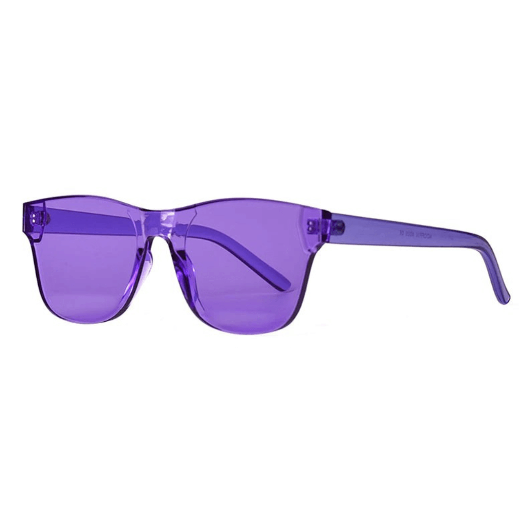 Óculos de sol Scarleth modelo dia a dia em ângulo lateral na cor roxo, disponível em: ethosloja.com.br