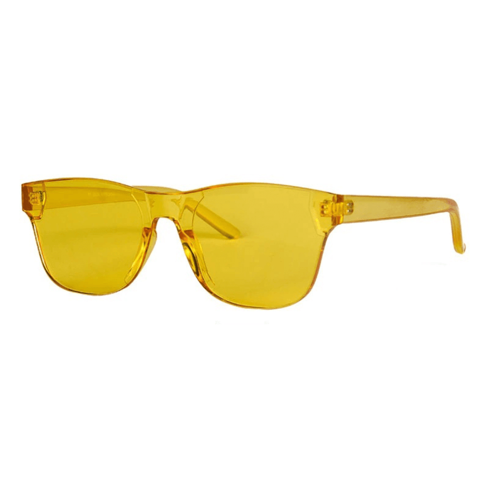 Óculos de sol Scarleth modelo dia a dia em ângulo lateral na cor amarelo, disponível em: ethosloja.com.br