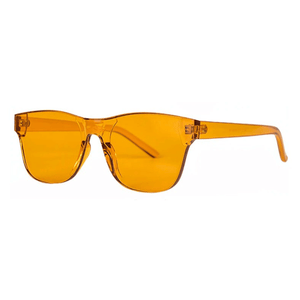 Óculos de sol Scarleth modelo dia a dia em ângulo lateral na cor laranja, disponível em: ethosloja.com.br