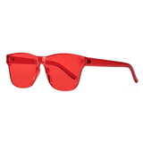 Óculos de sol Scarleth modelo dia a dia em ângulo lateral na cor vermelho, disponível em: ethosloja.com.br