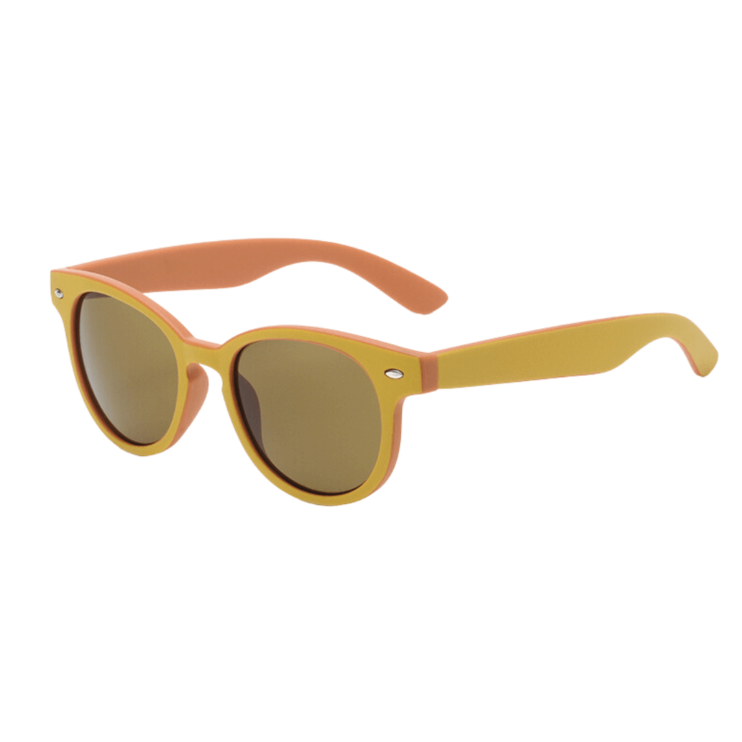 Óculos de sol Serendipity modelo dia a dia em ângulo lateral na cor amarelo, disponível em: ethosloja.com.br