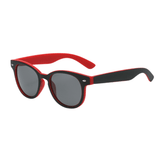 Óculos de sol Serendipity modelo dia a dia em ângulo lateral na cor preto com vermelho, disponível em: ethosloja.com.br