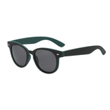 Óculos de sol Serendipity modelo dia a dia em ângulo lateral na cor preto com verde, disponível em: ethosloja.com.br