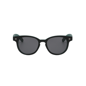 Óculos de sol Serendipity modelo dia a dia em ângulo frontal na cor preto com verde, disponível em: ethosloja.com.br