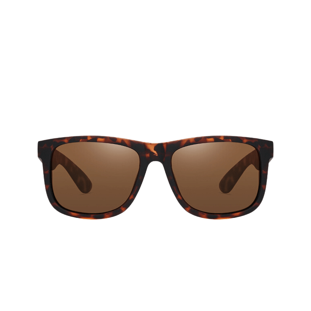 Óculos de sol Shades modelo dia a dia em ângulo frontal na cor leopardo, disponível em: ethosloja.com.br