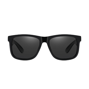 Óculos de sol Shades modelo dia a dia em ângulo frontal na cor preto, disponível em: ethosloja.com.br