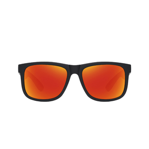 Óculos de sol Shades modelo dia a dia em ângulo frontal na cor preto com vermelho, disponível em: ethosloja.com.br