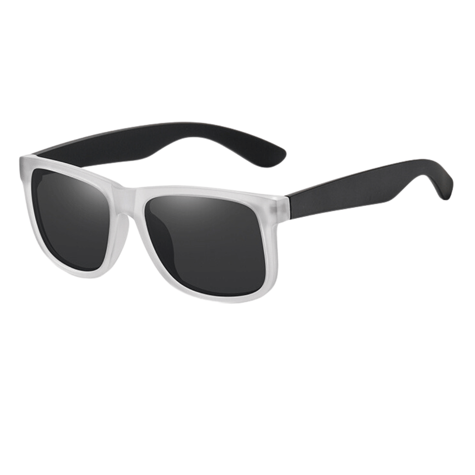 Óculos de sol Shades modelo dia a dia em ângulo lateral na cor branco e preto, disponível em: ethosloja.com.br