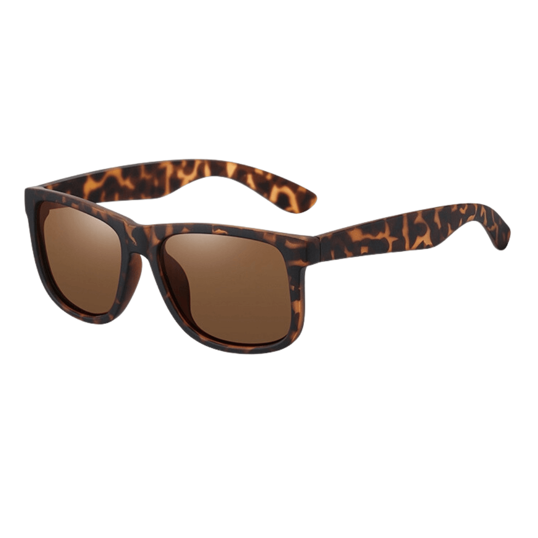 Óculos de sol Shades modelo dia a dia em ângulo lateral na cor leopardo, disponível em: ethosloja.com.br