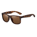 Óculos de sol Shades modelo dia a dia em ângulo lateral na cor leopardo, disponível em: ethosloja.com.br