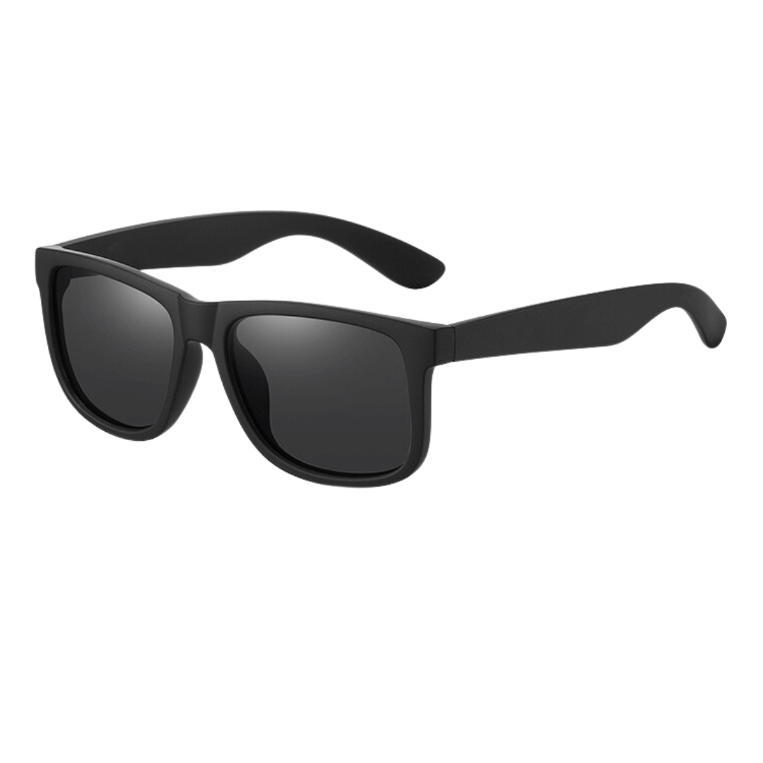 Óculos de sol Shades modelo dia a dia em ângulo lateral na cor preto, disponível em: ethosloja.com.br