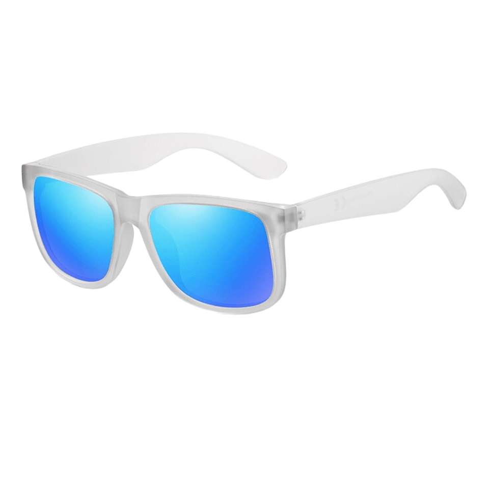 Óculos de sol Shades modelo dia a dia em ângulo lateral na cor branco com lente azul, disponível em: ethosloja.com.br
