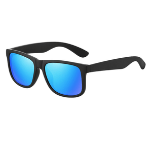 Óculos de sol Shades modelo dia a dia em ângulo lateral na cor preto com lente azul, disponível em: ethosloja.com.br
