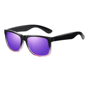 Óculos de sol Shades modelo dia a dia em ângulo lateral na cor preto com lente roxa, disponível em: ethosloja.com.br