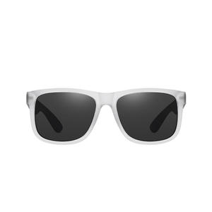 Óculos de sol Shades modelo dia a dia em ângulo frontal na cor branco e preto, disponível em: ethosloja.com.br