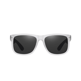 Óculos de sol Shades modelo dia a dia em ângulo frontal na cor branco e preto, disponível em: ethosloja.com.br
