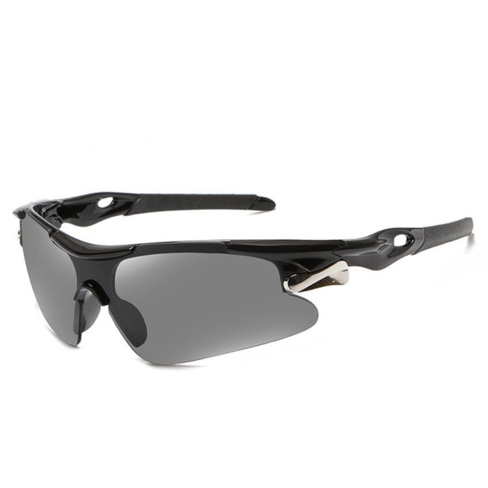 Óculos de sol Sport modelo esportivo em ângulo lateral na cor preto com lente preta, disponível em: ethosloja.com.br