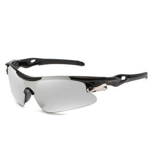 Óculos de sol Sport modelo esportivo em ângulo lateral na cor preto com lente prata, disponível em: ethosloja.com.br
