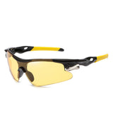 Óculos de sol Sport modelo esportivo em ângulo lateral na cor amarelo com lente amarela, disponível em: ethosloja.com.br
