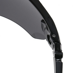 Detalhe da haste e da lente do óculos de sol Stamina modelo ciclismo na cor preto, disponível em: ethosloja.com.br