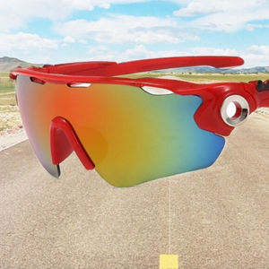Óculos de sol Stamina modelo ciclismo em ângulo lateral na cor vermelho com imagem de fundo, disponível em: ethosloja.com.br