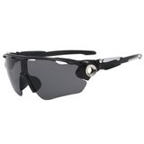 Óculos de sol Stamina modelo ciclismo em ângulo lateral na cor preto com detalhes cinza, disponível em: ethosloja.com.br