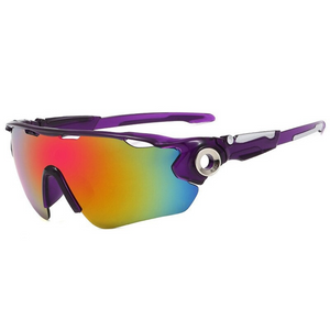 Óculos de sol Stamina modelo ciclismo em ângulo lateral na cor roxo com lente colorida, disponível em: ethosloja.com.br
