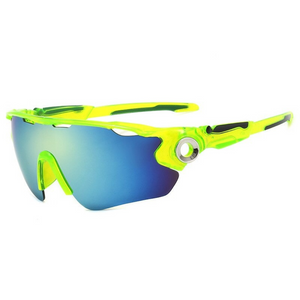 Óculos de sol Stamina modelo ciclismo em ângulo lateral na cor verde limão com lente azul, disponível em: ethosloja.com.br