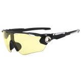 Óculos de sol Stamina modelo ciclismo em ângulo lateral na cor preto com lente amarela transparente, disponível em: ethosloja.com.br