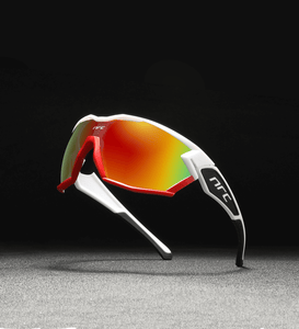 Óculos de sol Thrill modelo ciclismo em ângulo diagonal na cor branco, disponível em: ethosloja.com.br