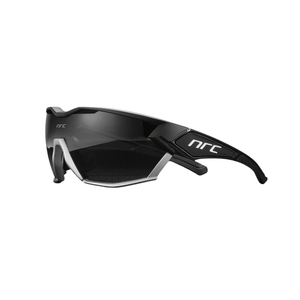 Óculos de sol Thrill modelo ciclismo em ângulo lateral na cor preto, disponível em: ethosloja.com.br