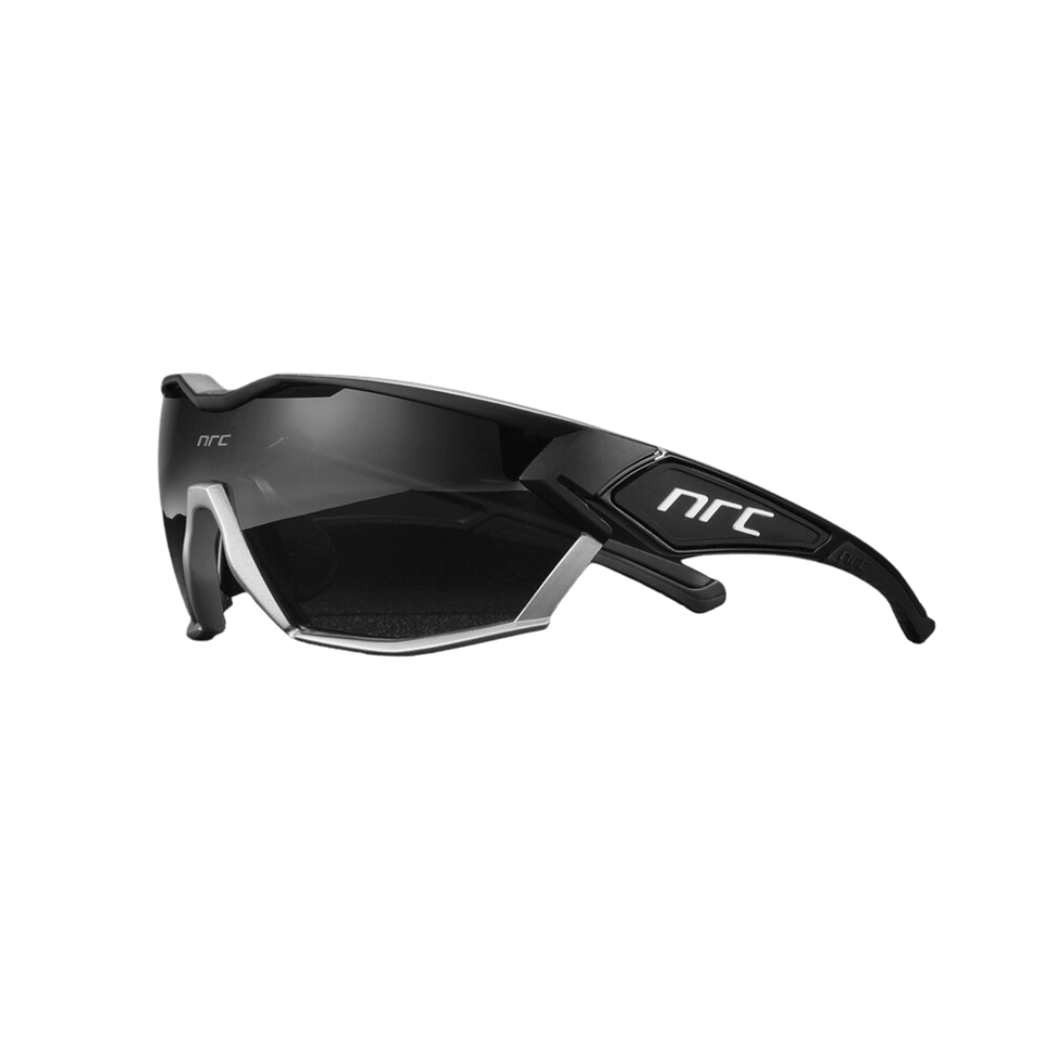 Óculos de sol Thrill modelo ciclismo em ângulo lateral na cor preto, disponível em: ethosloja.com.br