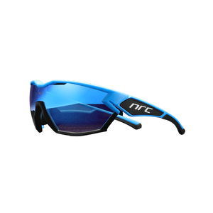 Óculos de sol Thrill modelo ciclismo em ângulo lateral na cor azul, disponível em: ethosloja.com.br