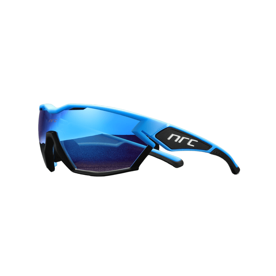 Óculos de sol Thrill modelo ciclismo em ângulo lateral na cor azul, disponível em: ethosloja.com.br