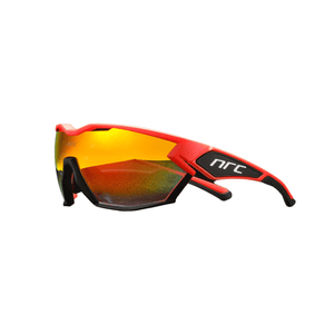 Óculos de sol Thrill modelo ciclismo em ângulo lateral na cor vermelho, disponível em: ethosloja.com.br